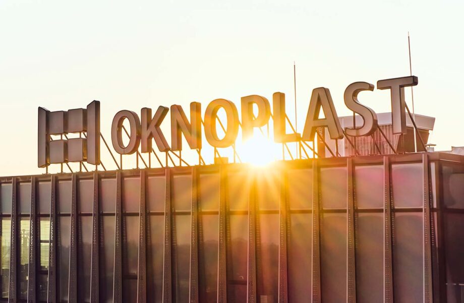 logotyp oknoplast na biurowcu