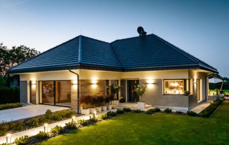 Nowoczesny dom parterowy z oknami oknoplast